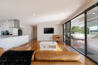Kawakawa Bay Beach Bliss - Auckland Holiday Home - Kawakawa Bay - 5