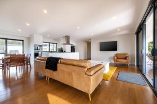 Kawakawa Bay Beach Bliss - Auckland Holiday Home - Kawakawa Bay - 3