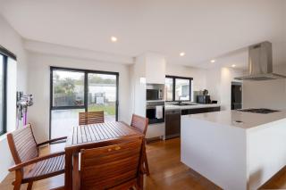 Kawakawa Bay Beach Bliss - Auckland Holiday Home - Kawakawa Bay - 1