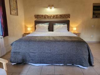 Chez Berger, ruime 2 persoonskamer met kingsize bed - Pern - 2