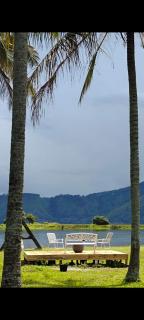 Ruma Kaca Simanindo Bed&Breakfast - Ambarita - 9