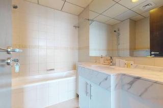 Spacious 1 Bedroom Marina View - Dubai - 1