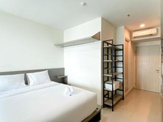 Enjoy Living Studio Room at High Floor Grand Kamala Lagoon Apartment By Travelio - Bekasi - 8