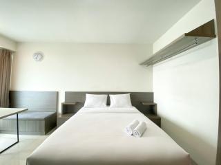 Enjoy Living Studio Room at High Floor Grand Kamala Lagoon Apartment By Travelio - Bekasi - 9