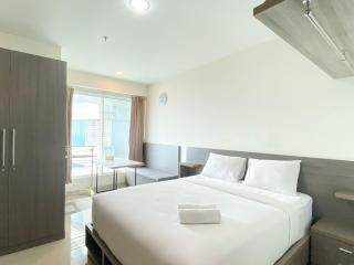 Enjoy Living Studio Room at High Floor Grand Kamala Lagoon Apartment By Travelio - Bekasi - 0