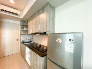 Enjoy Living Studio Room at High Floor Grand Kamala Lagoon Apartment By Travelio - Bekasi - 3