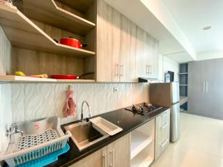 Enjoy Living Studio Room at High Floor Grand Kamala Lagoon Apartment By Travelio - Bekasi - 2