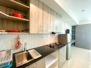 Enjoy Living Studio Room at High Floor Grand Kamala Lagoon Apartment By Travelio - Bekasi - 1