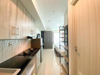 Enjoy Living Studio Room at High Floor Grand Kamala Lagoon Apartment By Travelio - Bekasi - 4