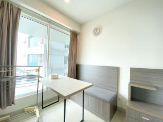 Enjoy Living Studio Room at High Floor Grand Kamala Lagoon Apartment By Travelio - Bekasi - 5