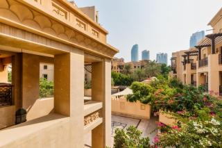 Stunning & Authentic Apt with Balcony Downtown - Dubai - 8