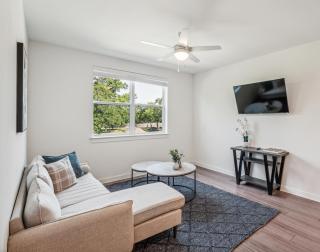 Modern 2br Apartment I Properties By Preston - 7