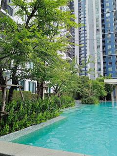 Cozy Poolside Room in Prime Location in On Nut Area - Bangkok - 0