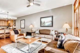 Luxury 3 Bedroom Ski in, Ski Out Mountain Vacation Rental Just Steps from the Snowflake Ski Lift in Breckenridge - Breckenridge - 4