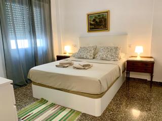 Centrally-Located, Spacious Flat at Historic Centre & short walk to Beach - 2
