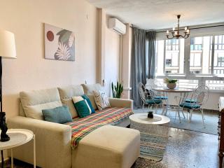 Centrally-Located, Spacious Flat at Historic Centre & short walk to Beach - 0