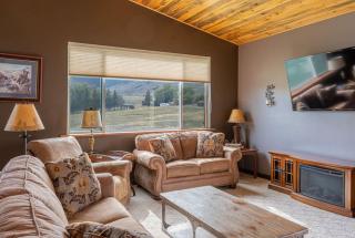 Bison Lodge - Lg Home - 2 bedrooms - less than 5 miles to Yellowstone North Entrance, Sleeps up to 8 - Gardiner - 5