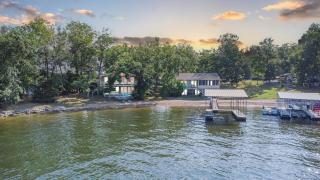 Family Vacation on the lake water toys king bed - Lake Ozark - 8