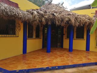 La casa de piedra y colores en Chichén Itzá - Chichén-Itzá - 0