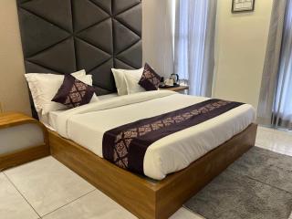 Hotel Royal Empire - 0