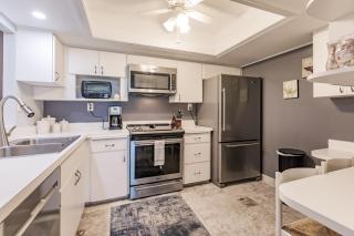1055-805 8th Floor Condo with Abundant Light - Sarasota - 8