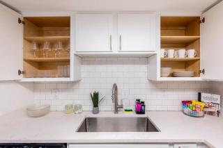 SoLa OASIS 2BR King Suite, Fully Stocked kitchen, Pool & Gym - 9