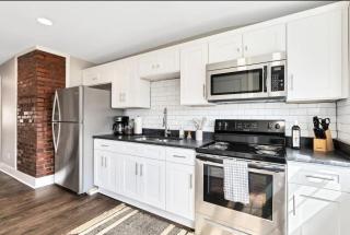 Lavish Flat w King Bed in near DT Food & Shops - Louisville - 1