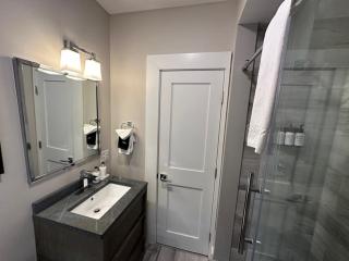 Entire Modern 7 Unit 7 Bath Boutique Inn - 8