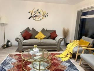 Elite 3 bedroom family house with free parking - Newton Mearns - 3