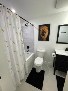 Spacious Forested Garden Suite - 6