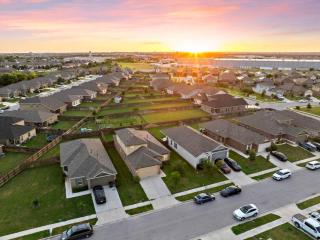Elegant Home with Cozy Vibes - Pflugerville - 4