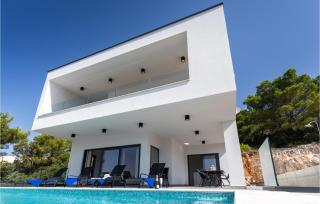 3 Bedroom Amazing Home In Komarna - 8
