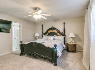 7 Bedroom Luxurious retreat with Heated Pool, Hot tub & King Beds - Oklahoma City - 5