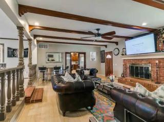 7 Bedroom Luxurious retreat with Heated Pool, Hot tub & King Beds - Oklahoma City - 4