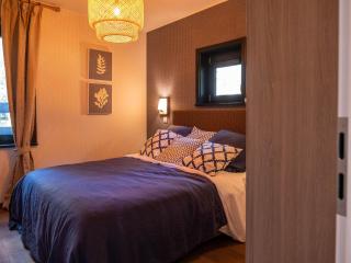 Belvilla Majestic Lake Mansion Retreat - - 6