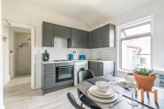 Sophia's Retreat - 2 Floor 4 Bed Apartment - Newport - Coastal Getaway - Newport - 2