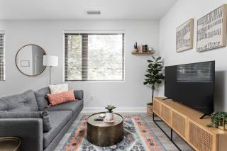 Sleek Studio Unit near Broad Ripple by CozySuites - Indianapolis - 9