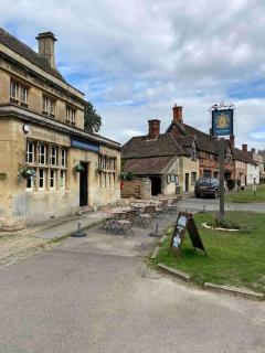 Larks Leaze Lodge, Steeple Ashton, Wiltshire - 2
