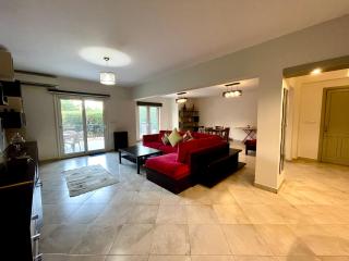 Stylish 2BR Apartment in Downtown Rehab Near Malls - Kairo - 4