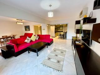 Stylish 2BR Apartment in Downtown Rehab Near Malls - Kairo - 5