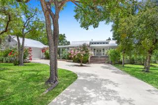 Happiness Ranch - Oak Tree House - Blanco - 4