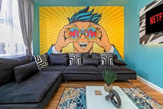 Exclusive Town Centre Home, FREE Parking, Walk to TRAIN STATION, Near AIRPORT, LUXURY Stay, GARDEN, POP ART Decor - 0