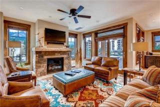 Spacious 4 Bedroom Vacation Rental, In Convenient Location, Offering Scenic Views, Pool, Hot Tub, Ski Rental And Storage, - Breckenridge - 2