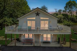 Trailblazer Lodge - Upscale, hot tub, trail, game room, wifi, fire pit, bar, pool table, king bed, view, pet friendly - Berkeley Springs - 0
