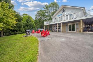 Trailblazer Lodge - Upscale, hot tub, trail, game room, wifi, fire pit, bar, pool table, king bed, view, pet friendly - Berkeley Springs - 8