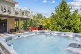 Trailblazer Lodge - Upscale, hot tub, trail, game room, wifi, fire pit, bar, pool table, king bed, view, pet friendly - Berkeley Springs - 4