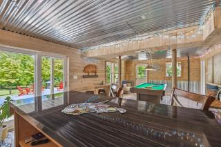 Trailblazer Lodge - Upscale, hot tub, trail, game room, wifi, fire pit, bar, pool table, king bed, view, pet friendly - Berkeley Springs - 3