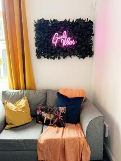 A&A Luxury Stay Rosedale St - Chic, Modern, City Centre, Neon Decor - 9