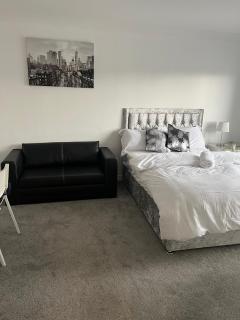 Elegant 3-Bedroom Apt with En suite and Shared Amenities with Free WI-FI - Colchester - 8