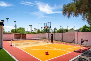 Pickleball Court~ Hot Tub & Pool~ Mini Golf~Games - Phoenix - 9
